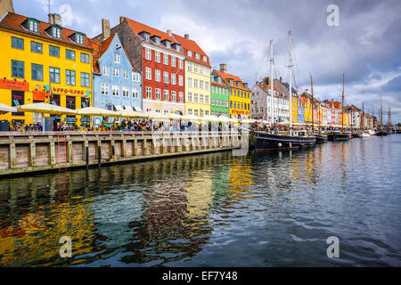 Front de canal Nyhavn. Le bar Waterfront bordée d'date du 17e siècle. Banque D'Images