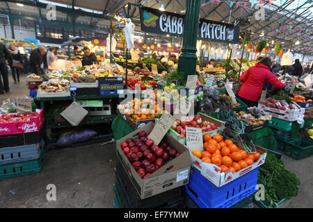 Le marché dynamique de St Georges dans le centre-ville de Belfast. Un peu de l'Europe au Royaume-Uni Banque D'Images