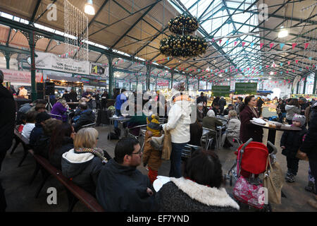 Le marché dynamique de St Georges dans le centre-ville de Belfast. Un peu de l'Europe au Royaume-Uni Banque D'Images