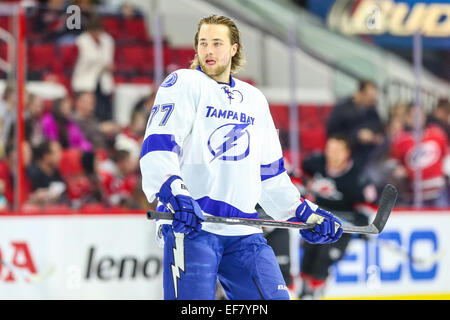 Raleigh, Caroline du Nord, USA. 27 Jan, 2015. Le Lightning de Tampa Bay le défenseur Victor Hedman (77) au cours de la partie de la LNH entre le Lightning de Tampa Bay et les Hurricanes de la Caroline au PNC Arena. Les Hurricanes de la Caroline a battu le Lightning de Tampa Bay 4-2. Credit : Andy Martin Jr/Alamy Live News Banque D'Images