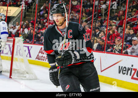 Raleigh, Caroline du Nord, USA. 27 Jan, 2015. Centre des Hurricanes de la Caroline Eric Staal (12) au cours de la partie de la LNH entre le Lightning de Tampa Bay et les Hurricanes de la Caroline au PNC Arena. Les Hurricanes de la Caroline a battu le Lightning de Tampa Bay 4-2. Credit : Andy Martin Jr/Alamy Live News Banque D'Images