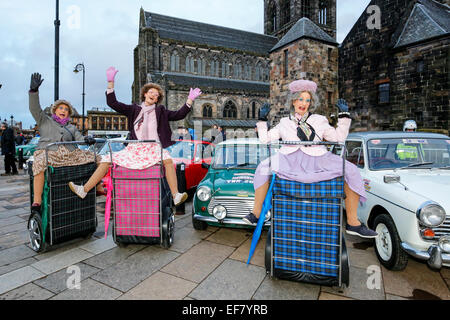 Paisley, près de Glasgow, Écosse, Royaume-Uni. 28 janvier, 2015. 2015 Le rallye de Monte Carlo Historique est parti de l'extérieur de l'abbaye du xiie siècle dans la région de Paisley centre-ville. Des centaines de spectateurs sont attendus pour braver le froid pour profiter du départ du rallye, c'est le 5e anniversaire du rallye au départ de l'Écosse et dans la célébration des clubs de voiture local et le conseil ont mis sur divers spectacles. Credit : Findlay/Alamy Live News Banque D'Images