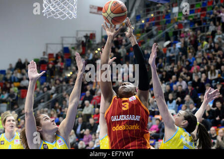 De gauche à droite : Laia Palau de l'USK, Kesley Os de Galatasaray et Sonja Petrovicova de l'USK en action lors de la Ligue européenne féminine de basket-ball, Groupe 1, 11ème tour ZVVZ USK Praha vs Galatasaray Istanbul à Prague, République tchèque, le 28 janvier 2015. (Photo/CTK Michal Kamaryt) Banque D'Images