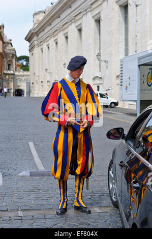 Un service à l'extérieur sur la garde suisse pontifical dans la Cité du Vatican, Rome, Italie. Banque D'Images