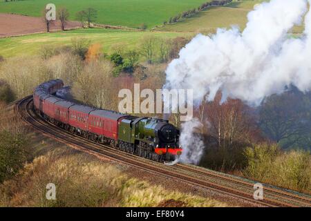 Locomotive vapeur 46115 Classe LMS Royal Scot Scots Guardsman. Ferme Bois Baron faible Armathwaite, Eden Valley, Cumbria, England, UK. Banque D'Images
