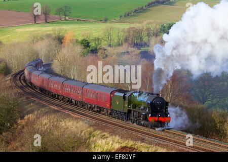 Locomotive vapeur 46115 Classe LMS Royal Scot Scots Guardsman. Ferme Bois Baron faible Armathwaite, Eden Valley, Cumbria, England, UK. Banque D'Images