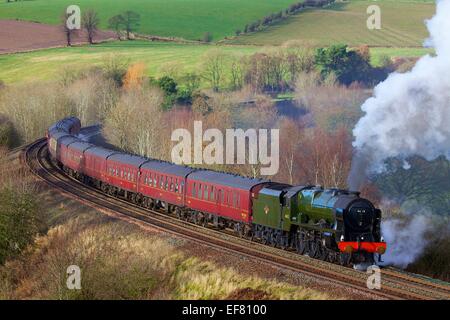 Locomotive vapeur 46115 Classe LMS Royal Scot Scots Guardsman. Ferme Bois Baron faible Armathwaite, Eden Valley, Cumbria, England, UK. Banque D'Images