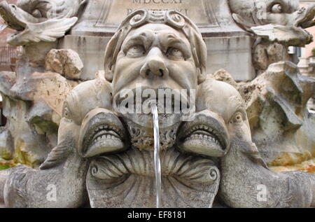 Fontaine en marbre à la place du Panthéon à Rome, Italie Banque D'Images