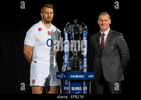 Club de Hurlingham, Londres, Royaume-Uni. 28 janvier, 2015. Le capitaine de l'équipe de l'Angleterre Chris Robshaw avec l'entraîneur Stuart Lancaster et le trophée du Tournoi RBS 6 Nations. Credit : Malcolm Park editorial/Alamy Live News Banque D'Images