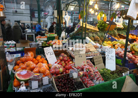 Le marché dynamique de St Georges dans le centre-ville de Belfast. Un peu de l'Europe au Royaume-Uni Banque D'Images