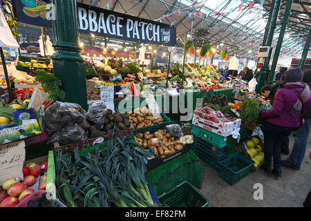 Le marché dynamique de St Georges dans le centre-ville de Belfast. Un peu de l'Europe au Royaume-Uni Banque D'Images