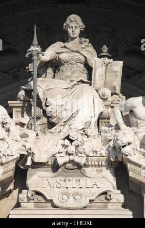 Statue de la Déesse de la Justice dans le palais de Palace de Rome, Italie Banque D'Images