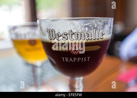 Deux verres de bière trappiste de Westmalle Belgique Anvers, Banque D'Images