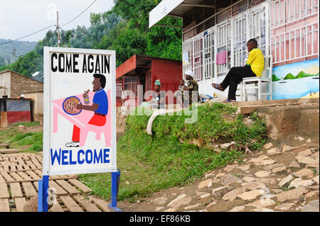 Publicité peinte d'un petit restaurant local le début du Congo Nil Trail. Le lac Kivu. Le Rwanda. Banque D'Images