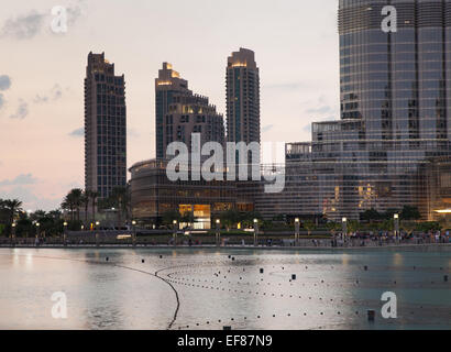 Dubaï, Émirats arabes unis - Nov 23, 2013 : Entreprises Bay park de Dubaï avec les gens passer leur soirée libre. Business Bay est l'un des grands Banque D'Images