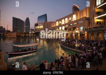 Dubaï, Émirats arabes unis - Nov 23, 2013 : parc bondé de Dubai Business Bay ; les gens de partout dans le monde sont passer du temps après le coucher du soleil. Banque D'Images