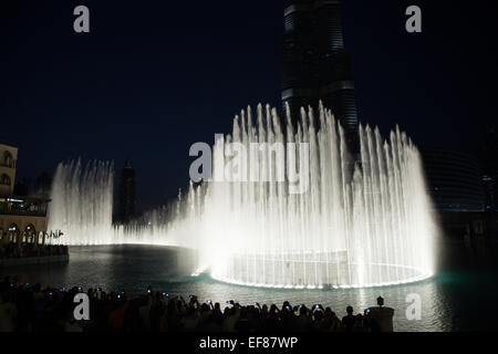 Dubaï, Émirats arabes unis - Nov 23, 2013 : célèbre spectacle de fontaine dans la baie d'affaires Dubaï ; les gens observent le spectacle tout en prenant des instantanés Banque D'Images