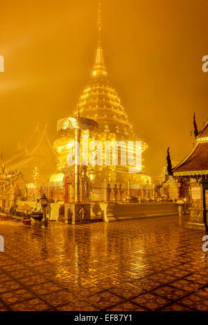 Stupa doré, Wat Phrathat Doi Suthep, Pic, Chiang Mai, Thaïlande Banque D'Images