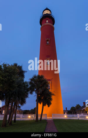 Le crépuscule descend sur Ponce de Leon Inlet Lighthouse créer une belle scène de nuit. Situé dans la région de Ponce Inlet près de Daytona Beac Banque D'Images