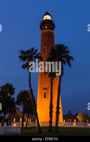 Le crépuscule descend sur Ponce de Leon Inlet Lighthouse créer une belle scène de nuit. Situé dans la région de Ponce Inlet près de Daytona Beac Banque D'Images