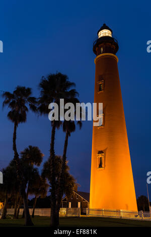 Le crépuscule descend sur Ponce de Leon Inlet Lighthouse créer une belle scène de nuit. Situé dans la région de Ponce Inlet près de Daytona Beac Banque D'Images