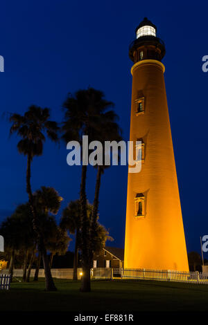 Le crépuscule descend sur Ponce de Leon Inlet Lighthouse créer une belle scène de nuit. Situé dans la région de Ponce Inlet près de Daytona Beac Banque D'Images