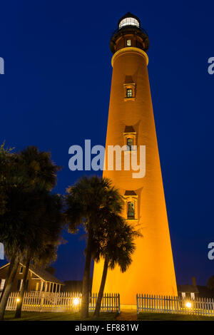 Le crépuscule descend sur Ponce de Leon Inlet Lighthouse créer une belle scène de nuit. Situé dans la région de Ponce Inlet, Daytona Beach. Banque D'Images