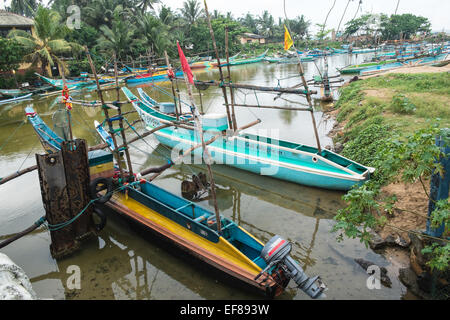 Contrôle de l'eau Asie natation dans les eaux à Donaduwa village port de pêche au sud de la plage de Hikkaduwa, Sri Lanka Banque D'Images