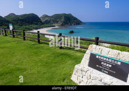 Plage dans le Parc National de shoto-Kerama sur le sud-ouest de l'Île Tokashiki Aharen et Vue vers le cap, Okinawa, Japon Banque D'Images