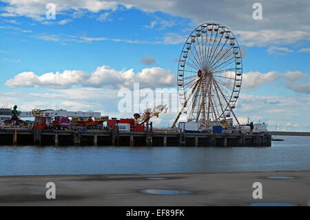 Big Ferris Wheel sur Dun Laoighre Pier, Co. Wicklow Irlande Banque D'Images