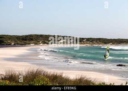 Planche à voile à Scarborough Beach sur la côte atlantique de l'ouest du Cap, en Afrique du Sud Banque D'Images