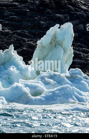 Le Canada, le territoire du Nunavut, la fonte des icebergs en bordure de la rive du canal gelé à l'extrémité nord de la Baie d'Hudson près du Cercle Arctique Banque D'Images