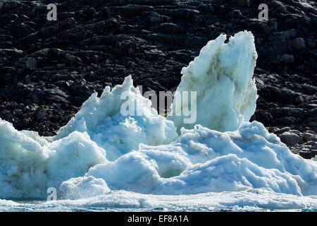 Le Canada, le territoire du Nunavut, la fonte des icebergs en bordure de la rive du canal gelé à l'extrémité nord de la Baie d'Hudson près du Cercle Arctique Banque D'Images