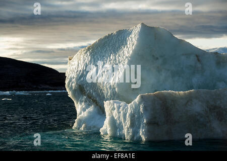 Le Canada, le territoire du Nunavut, l'établissement soleil de minuit la fonte des icebergs feux le long du canal gelé à l'extrémité nord de la Baie d'Hudson près Banque D'Images
