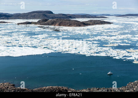 Le Canada, le territoire du Nunavut, C-Dory bateau expédition entouré par la fonte de la glace de mer dans la baie d'Hudson près du cercle arctique en Frozen Chann Banque D'Images