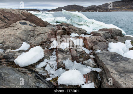 Au Canada, le Nunavut, territoire, champ de la fonte des icebergs échoués à marée basse le long du détroit Frozen dans le nord de la Baie d'Hudson près de Arcti Banque D'Images
