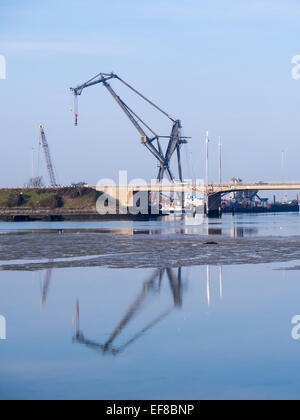 Un canut Crane en livres casse domine le M275 à l'entrée de la ville de Portsmouth, Angleterre Banque D'Images