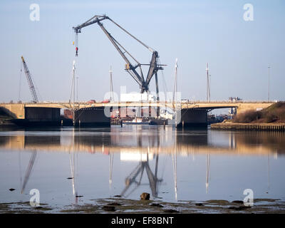 Un canut Crane en livres casse domine le M275 à l'entrée de la ville de Portsmouth, Angleterre Banque D'Images