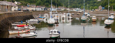 Bateaux dans le port de la Basse-ville, Port, Fishguard, Pembrokeshire, Pays de Galles Banque D'Images