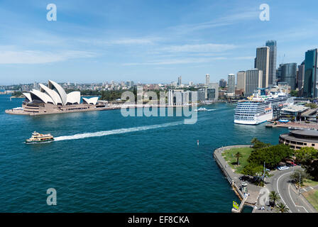 La baie de Sydney, l'Opéra, le navire crusie , ferry Banque D'Images