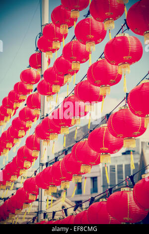 Filtrée rétro rouge chinois des lanternes en papier contre le ciel bleu. Banque D'Images