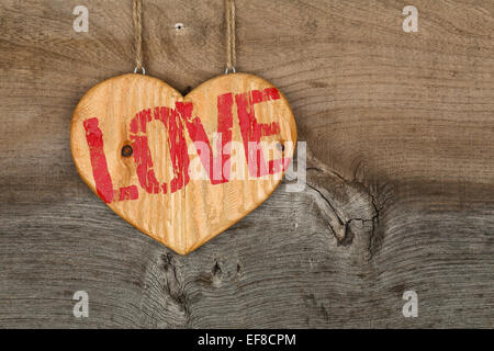 Message d'amour Saint Valentin coeur en bois ancien recyclé de signer sur palette en bois gris, fond rugueux copy space Banque D'Images