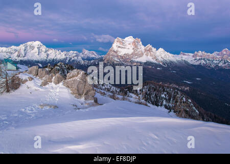 Dolomites en hiver au cours de l'aube Banque D'Images