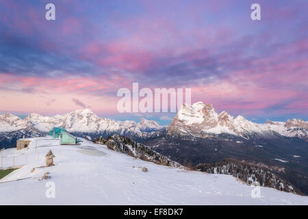 Dolomites en hiver au cours de l'aube Banque D'Images