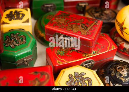 Boîtes à bijoux en bois peint antique dans un marché en Chine Banque D'Images