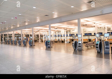 Les bornes d'enregistrement électronique à un aéroport de Montréal, Québec, Canada Banque D'Images