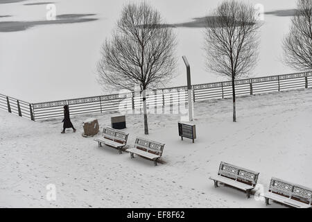 Taiyuan, la province de Shanxi. 29 janvier, 2015. Un piéton marche sur une route enneigée à Taiyuan, capitale du nord La province de Shanxi, le 29 janvier 2015. Une chute de neige a frappé la plupart partie de Shanxi depuis la nuit du 28 janvier. Credit : Zhan Yan/Xinhua/Alamy Live News Banque D'Images