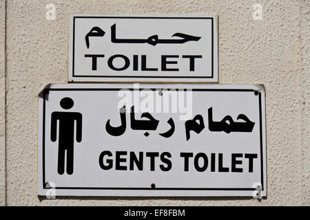 Toilettes signe en anglais et arabe Banque D'Images