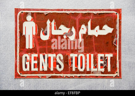 Toilettes signe en anglais et arabe Banque D'Images