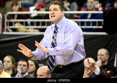 Chestnut Hill, Massachusetts, USA. 28 janvier, 2015. Boston College Eagles entraîneur en chef Jim Christian réagit à l'action de jeu au cours de la jeu de basket-ball de NCAA entre les Cardinals de Louisville et le Boston College Eagles tenue au Conte Forum à Chestnut Hill, Massachusetts. Eric Canha/CSM/Alamy Live News Banque D'Images